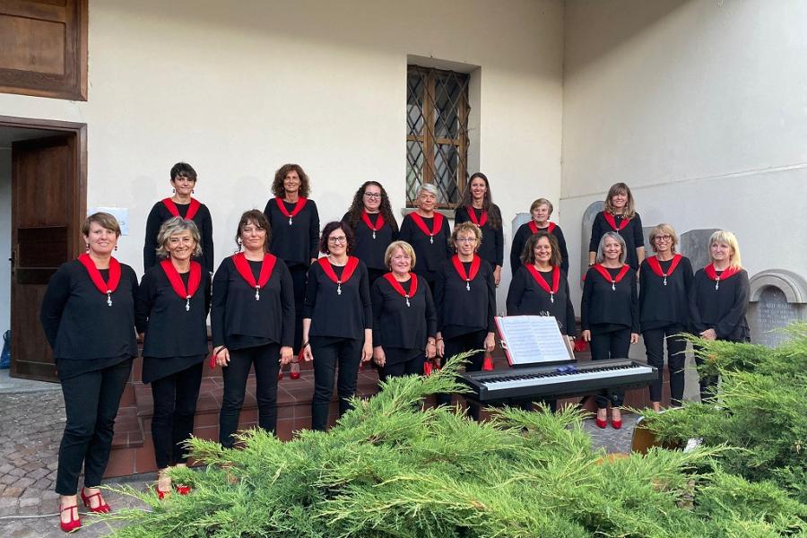 Coro "La Vie est belle"  Coro “La vie est belle" di Introd