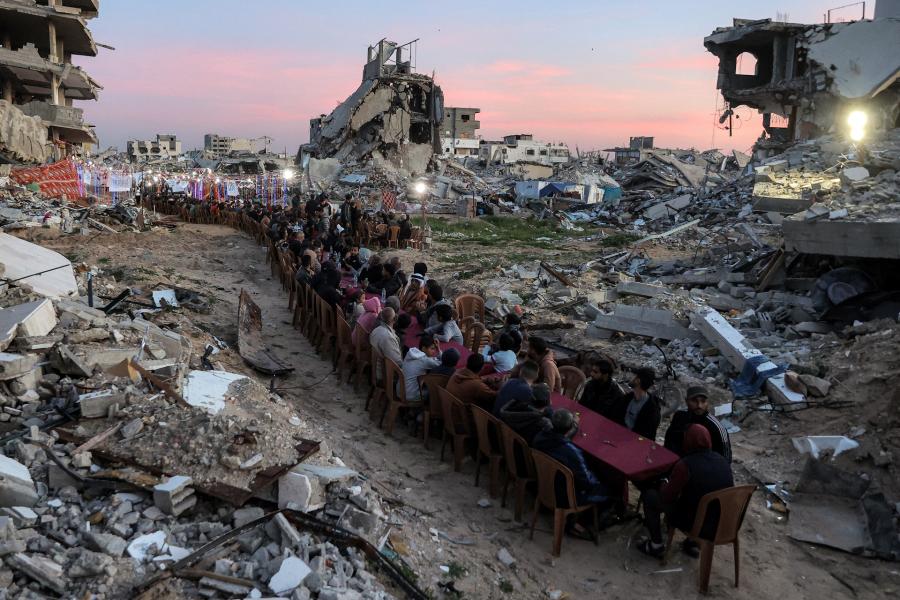 Una lunga tavolata tra le case distrutte di Gaza per la cena dell’ifṭār durante il Ramadan.  Nutrire il mondo. La sfida globale dell'alimentazione