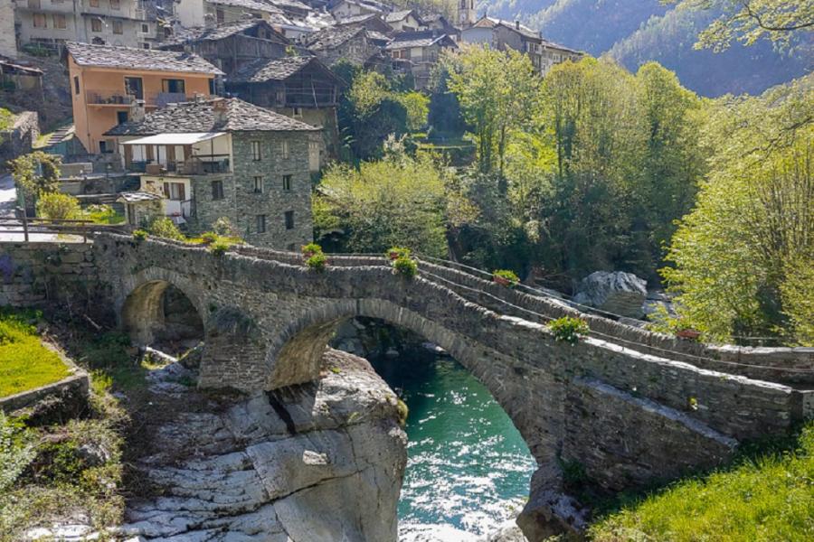 Due libri, un borgo