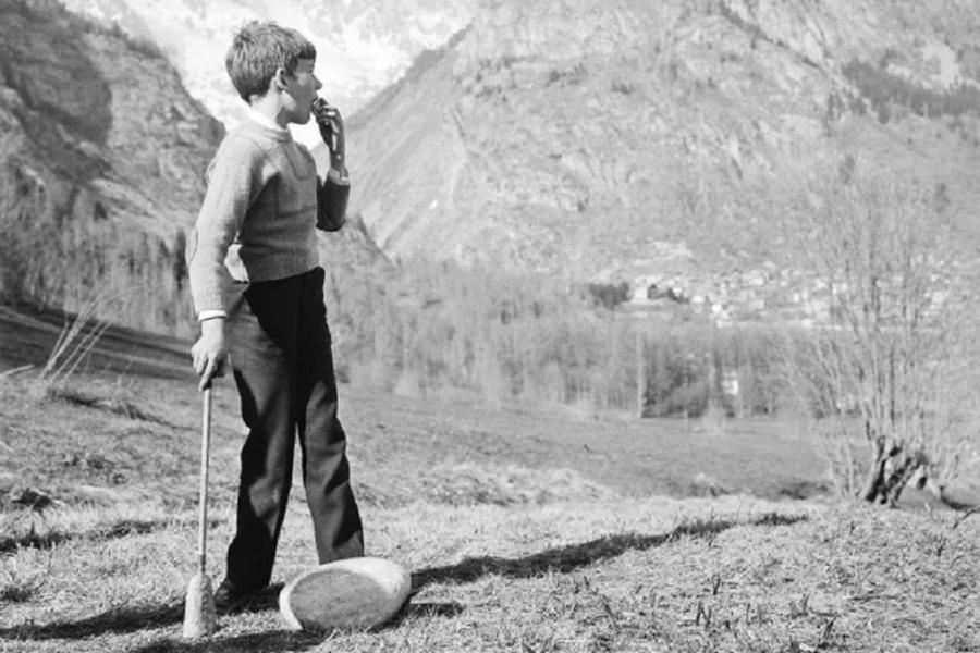 Jeux d'antan. Foto Regione autonoma Valle d’Aosta – Archivio BREL – Fondo CefpWillien – Foto René Willien  Les Jeux d'Antan, festa dei giochi di tradizione alpina