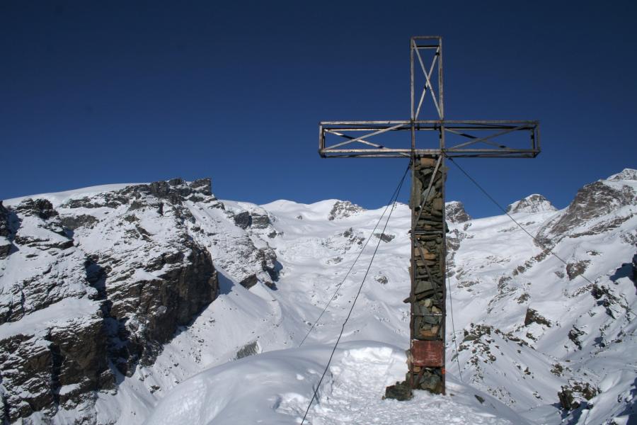Croce di vetta e panorama a nord 