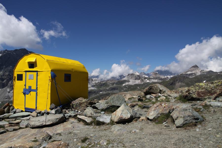 Il Bivacco Città di Mariano e il Vallone delle Cime Bianche.