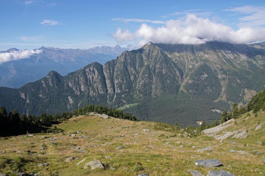 La radura dell’Alpe Bussola vista dall’alto, con lo Zerbion in secondo piano e l’Emilius sullo sfondo.
