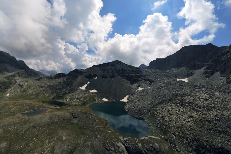Panoramica aerea dei Laghi Pinter, con il Colle Pinter a sinistra e la Gran Cima a destra 