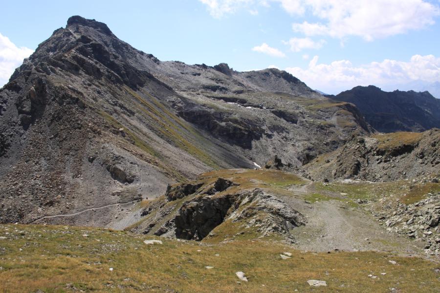 Il Colle di Nana sovrastato dalla Becca di Nana.