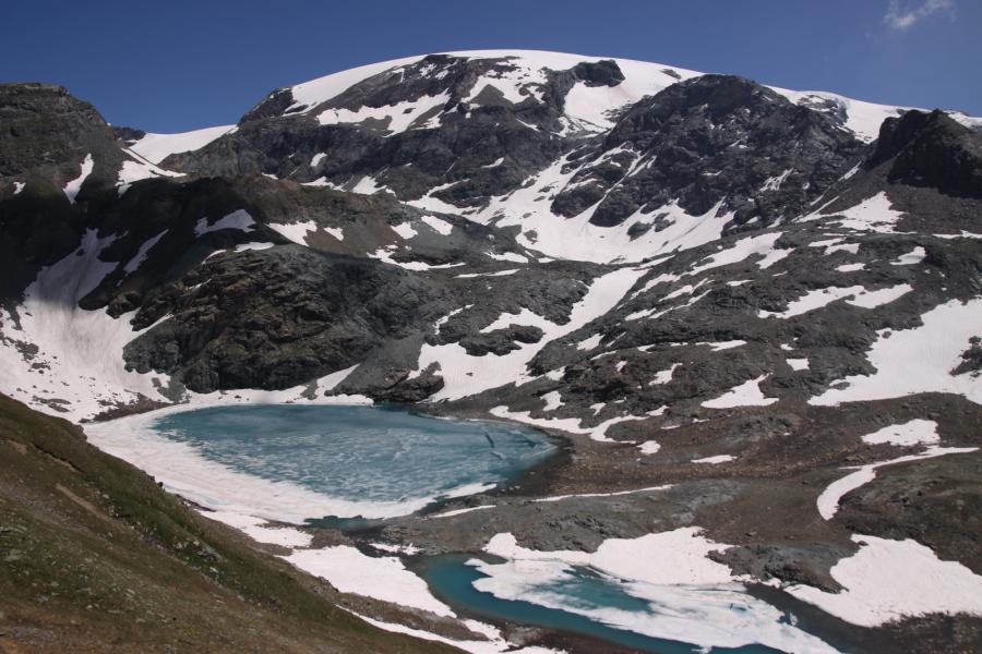 I due bacini del Gran Lago delle Cime Bianche, ancora parzialmente ghiacciati.