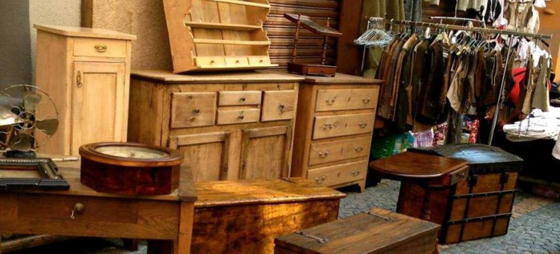 Mercatino dell’antiquariato - Petit marché des brocanteurs