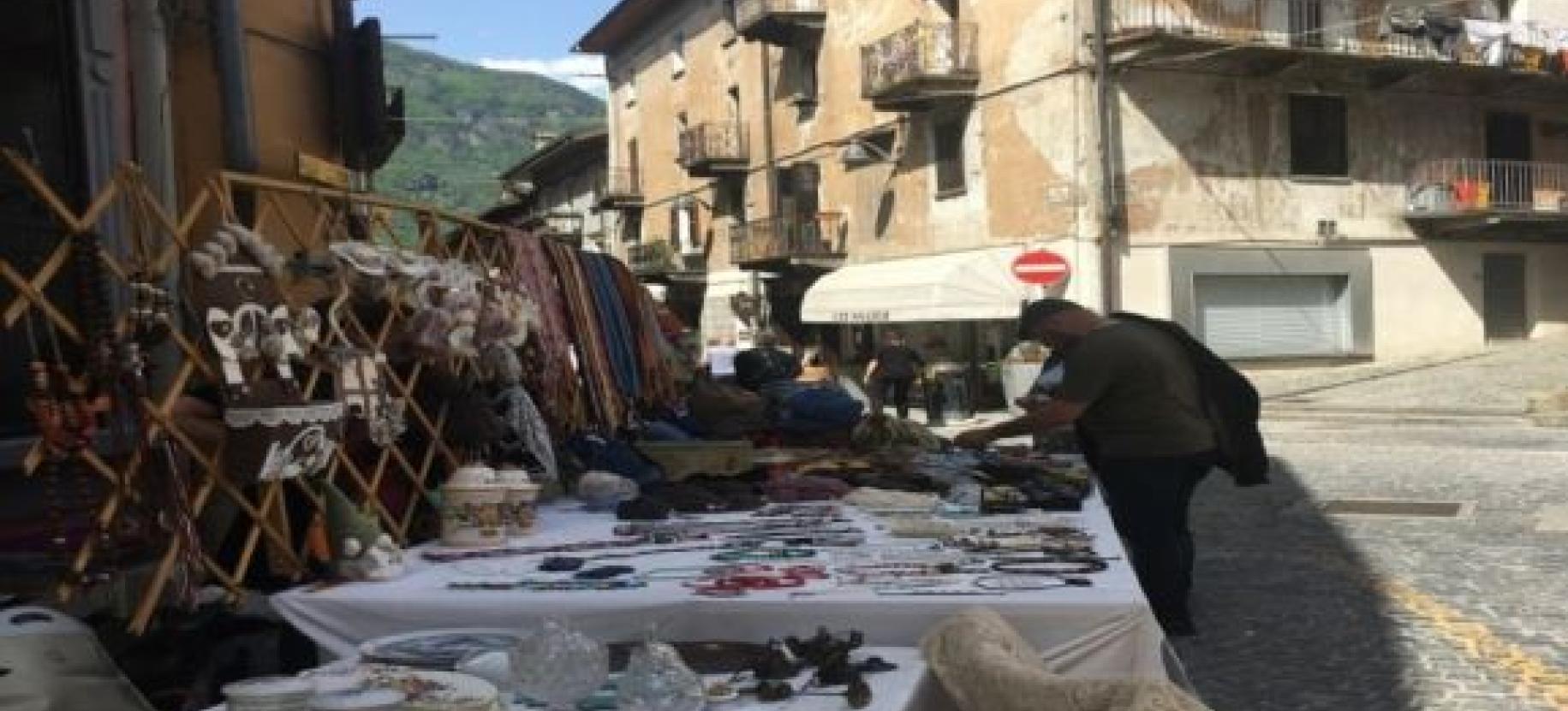 Mercatino dell’antiquariato - Petit marché des brocanteurs