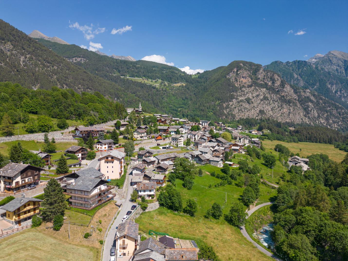 foto Brusson  I 500 anni della campana del villaggio di Extrepiéraz 1525-2025