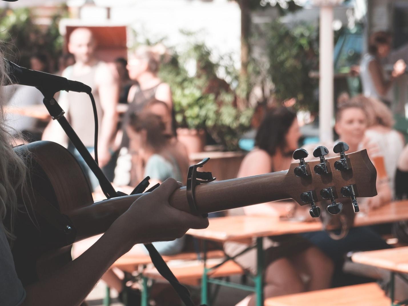 Live Music  TNT Band e Street food