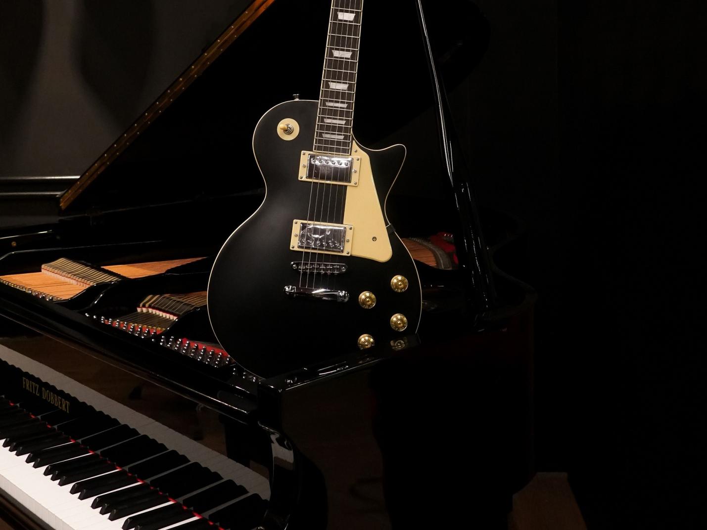 Pianoforte e chitarra  Alex Chadsey et Lorenzo Cominoli - concert