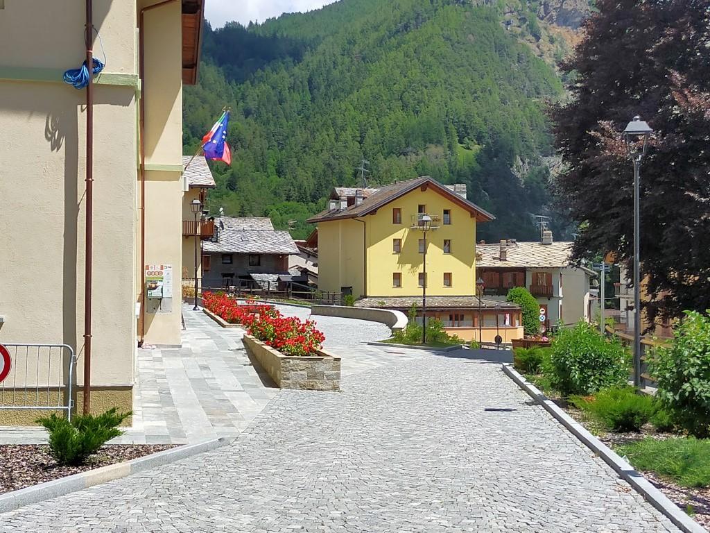 piazza municipio brusson  Brusson si prepara: il Piano di Protezione Civile spiegato a tutti
