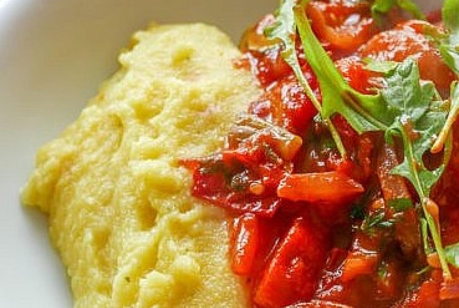 Distribuzione di polenta e peperonata - "Insula Platea 1° Maius"