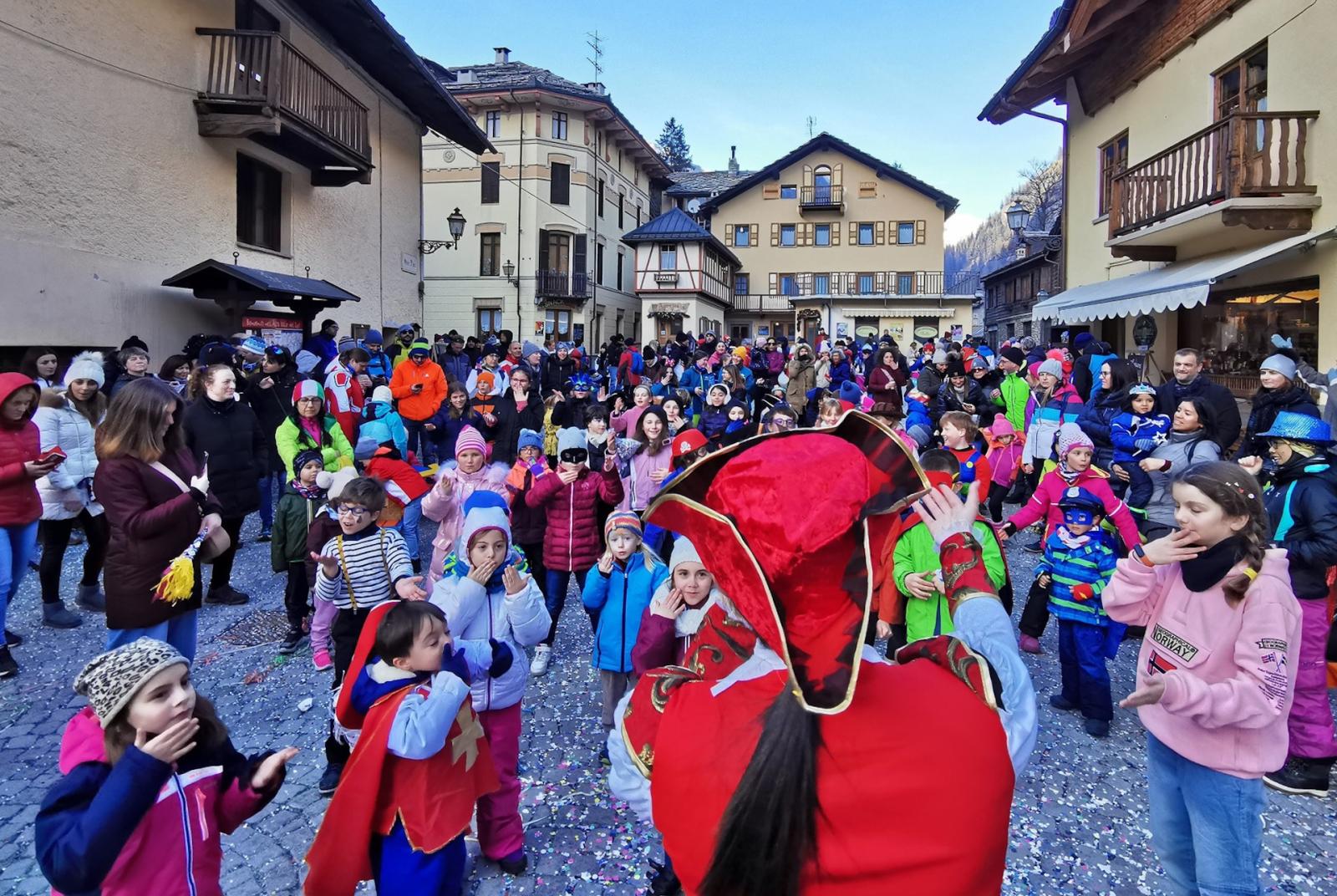 Jeux d'enfance sur la place du village