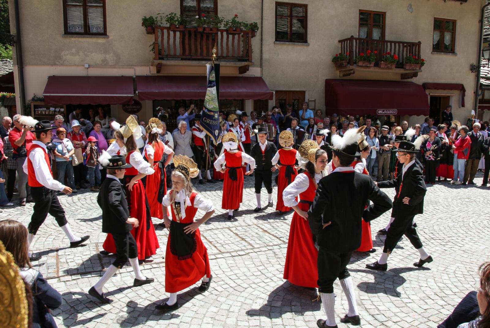 Esibizione del gruppo folkloristico di Gressoney - Greschòneyer Trachtengruppe